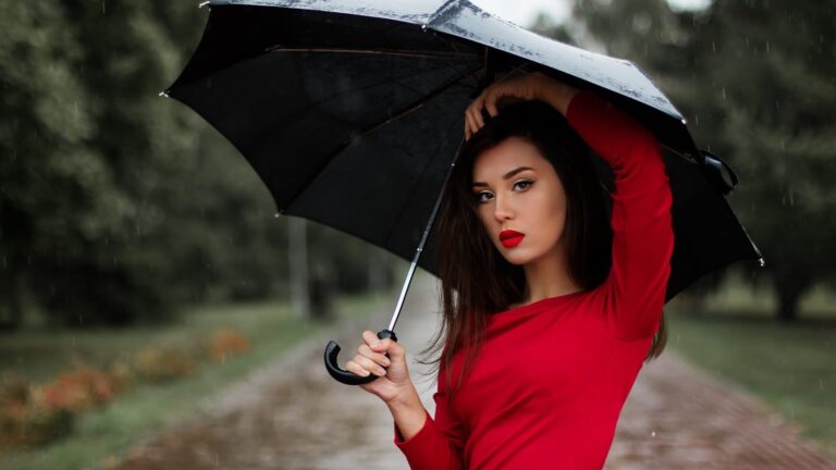 Celebrity makeup artist Namrata Soni suggests top makeup tips to ace your monsoon look | Fashion Trends