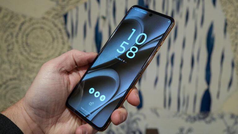 Motorola Razr+ (2025) Review: A Decent Flip That Goes Beyond the Basics