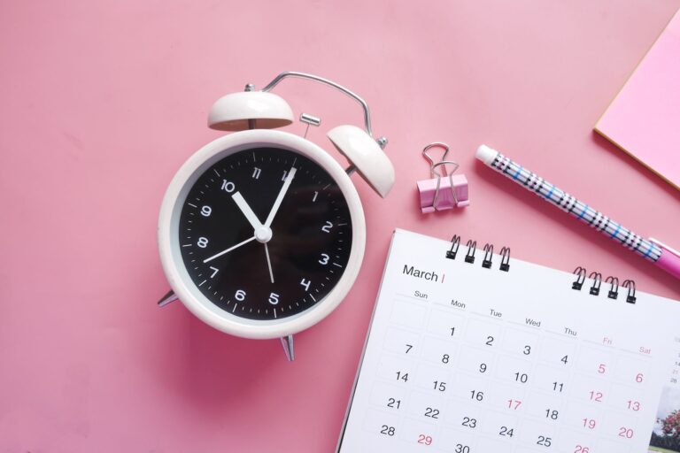 Screenshots showing how to schedule a tweet on twitter