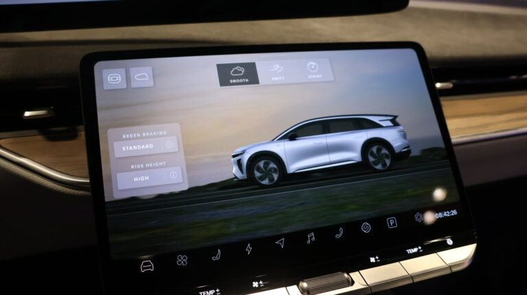 You Can Call a Self-Driving Lucid Gravity EV Through Uber Starting in 2026