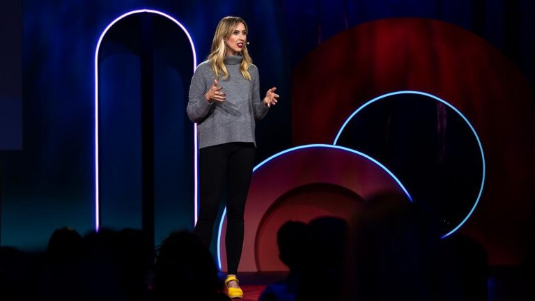 諾拉．馬金拿尼: 不用脫離悲傷「走下去」，我們帶著它向前走。 | TED Talk