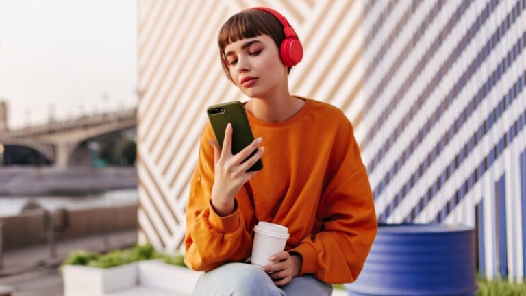 Here's How to Quickly Pair Your New Bluetooth Headphones or Earbuds to Your Phone or Computer