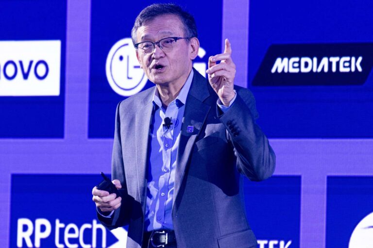 Intel Stock Climbs as CEO Lip-Bu Tan Meets With Trump After Calls for Resignation