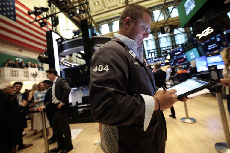 Nasdaq Closes at Record High as Chip Stocks, Apple Surge; S&P 500 Ticks Lower as Rally Loses Momentum Amid Tariff News