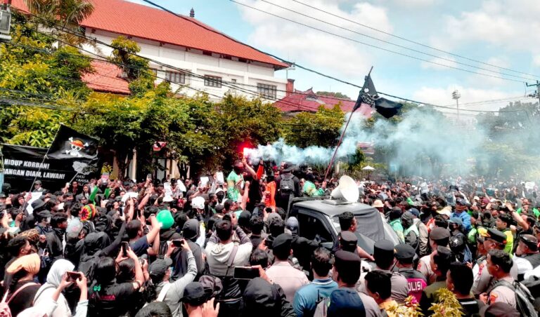 Journalist intimidated, detained by plainclothes officers while live-streaming Bali protest