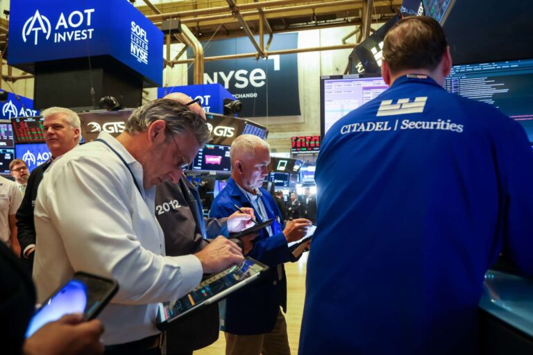 Stocks Tumble as Investors React to Weak Jobs Report, Latest Trump Tariff Moves