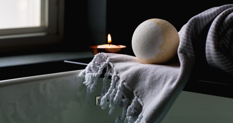 What is a partition used for in 12-piece bath bomb boxes?