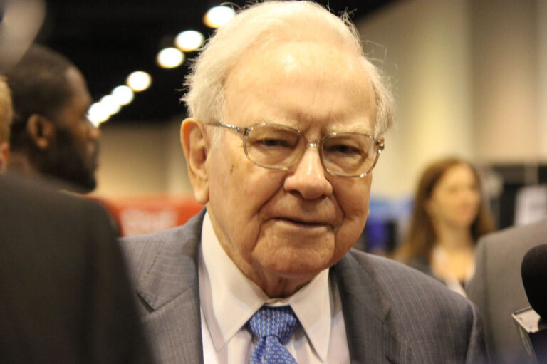 2 Warren Buffett Stocks To Buy Hand Over Fist and 1 To Avoid 2 Warren Buffett Stocks To Buy Hand Over Fist and 1 To Avoid