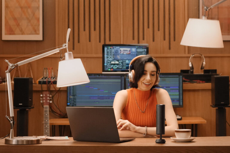 Insta360 Wave: speakerphone with AI recording suite by Jose Antunes Insta360 Wave: speakerphone with AI recording suite