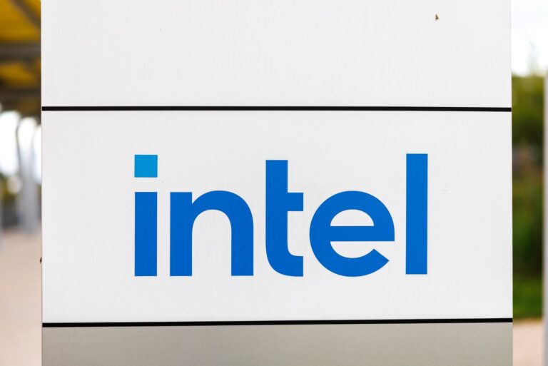 Intel Stock Rises After Chipmaker Cuts Forecast for Expenses