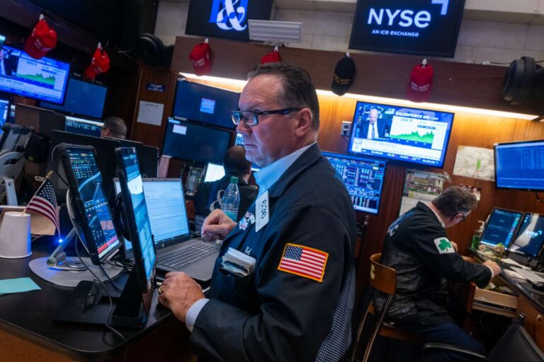 Stock Indexes Close Lower as Tech Shares Lead Declines; Fed Chair Powell Gives First Comments Since Rate Cut Stock Indexes Close Lower as Tech Shares Lead Declines; Fed Chair Powell Gives First Comments Since Rate Cut