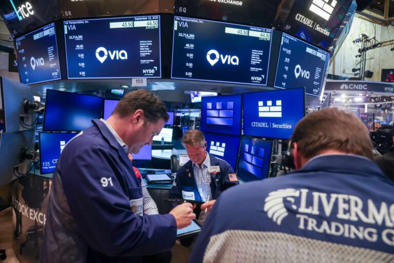 Stock Indexes Mostly Rise After Losing Week; Gold Hits Record, Dollar, Bond Yields Slip Ahead of Government Shutdown Deadline