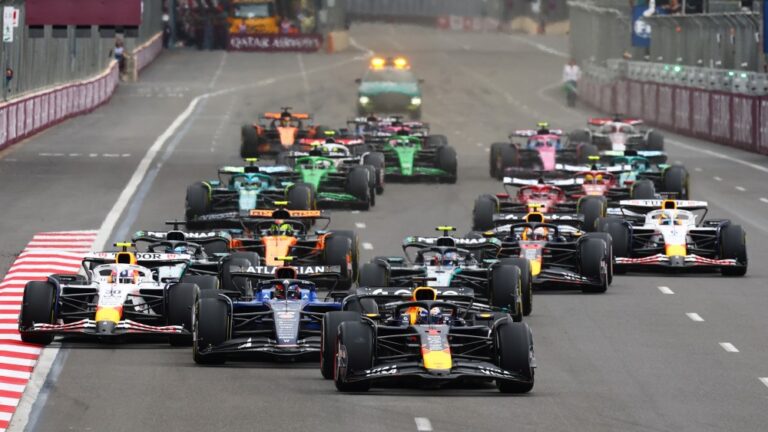 BAKU, AZERBAIJAN - SEPTEMBER 21: Max Verstappen of the Netherlands driving the (1) Oracle Red Bull Racing RB21 leads Carlos Sainz of Spain driving the (55) Williams FW47 Mercedes and Liam Lawson of New Zealand driving the (30) Visa Cash App Racing Bulls VCARB 02 at the race start during the F1 Grand Prix of Azerbaijan at Baku City Circuit on September 21, 2025 in Baku, Azerbaijan. (Photo by Mark Thompson/Getty Images)