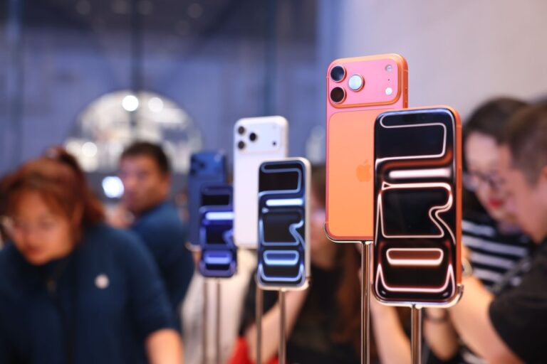 Apple Stock Climbs to New Highs as CEO Cook Calls for Best Holiday Season Ever Apple Stock Climbs to New Highs as CEO Cook Calls for Best Holiday Season Ever