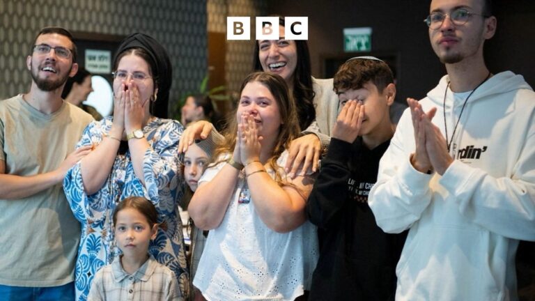 BBC World Service – Global News Podcast, Israeli hostages and Palestinian prisoners exchanged BBC World Service - Global News Podcast, Israeli hostages and Palestinian prisoners exchanged