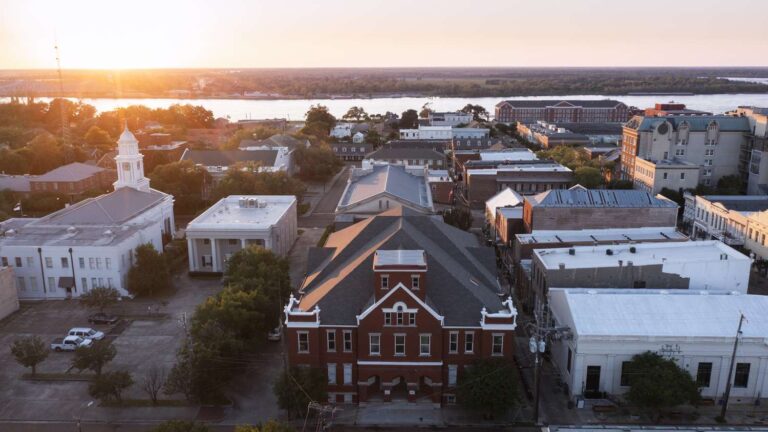 Discover 18 Places With Small-Town Charm and No Taxes on 401(k), IRA, and Social Security Income