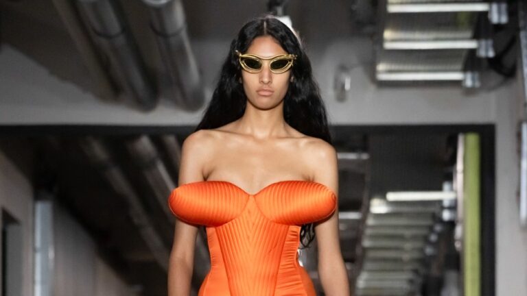 Jean Paul Gaultier Spring 2026 Ready to Wear Runway, Fashion Show & Collection Review Jean Paul Gaultier Spring 2026 Ready to Wear Runway, Fashion Show & Collection Review
