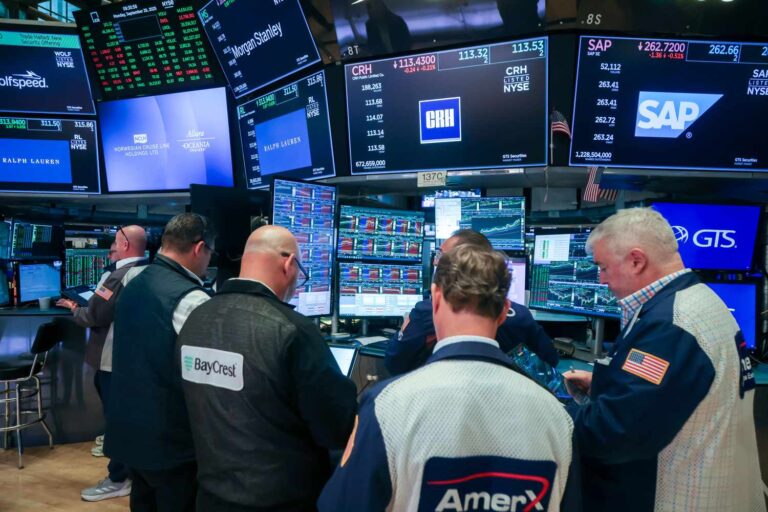 Stock Futures Fall, Gold Sets New Record High as US Government Shuts Down