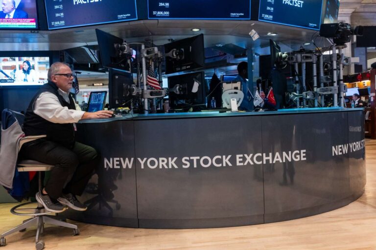 Stock Futures Point Higher After Volatile Session; US Government Shutdown Hits Third Week
