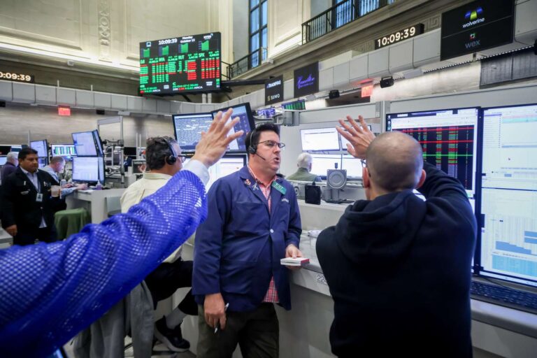 Stocks Mostly Pull Back as Investors Mull Banks' Health, Trump Comments on China Tariffs; Safe-Haven Gold Hits Fresh Record