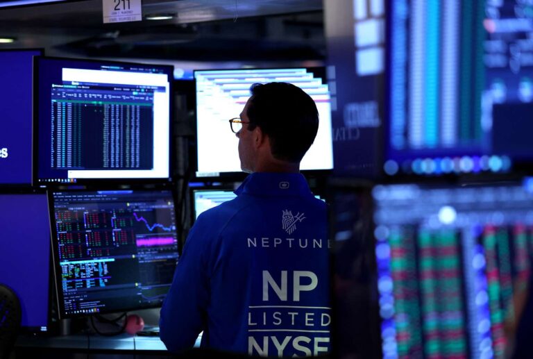 Stocks Post Weekly Gains; Indexes End Mixed Friday After Setting New Records as Palantir Pulls Nasdaq Lower