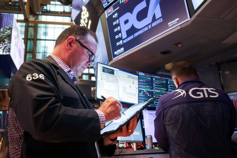 Stocks Retreat After S&P 500, Nasdaq Open at Fresh Records; Gold Falls Below $4,000; Delta, Pepsi Pop on Strong Results