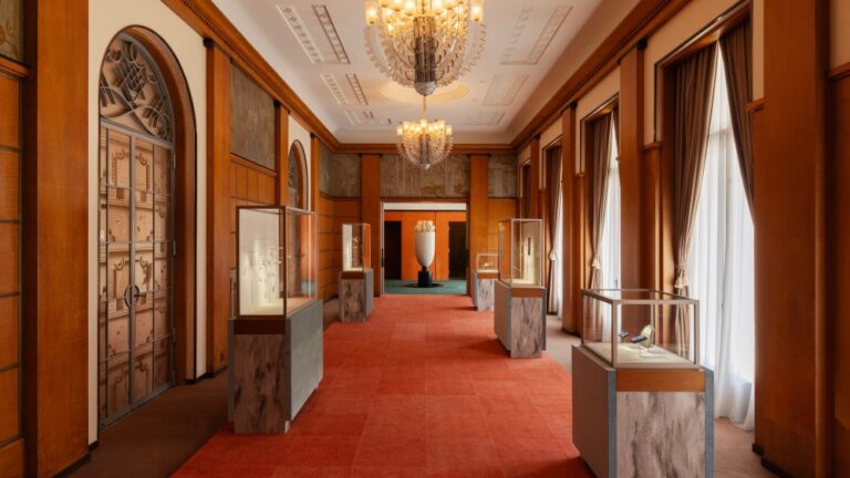 Van Cleef & Arpels Celebrates Art Deco Centenary With Tokyo Exhibition Views of the “Timeless Art Deco with Van Cleef & Arpels High Jewelry” exhibition at the Tokyo Metropolitan Teien Art Museum.