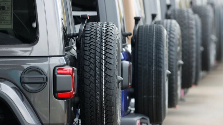 Chrysler recalls 320,000 Jeep plug-in hybrids over battery fire risk Chrysler recalls 320,000 Jeep plug-in hybrids over battery fire risk